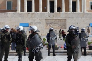 Σε αστυνομικό κλοιό το μνημείο του Αγνωστου Στρατιώτη κατά το χθεσινό φοιτητικό συλλαλητήριο.